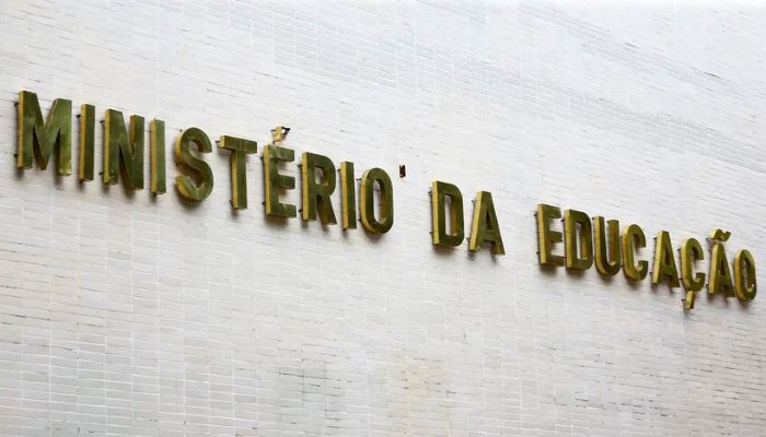 MEC propõe grupo para debate sobre operações policiais em escolas